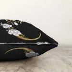 - Sonil-K9689-Gorsel3 - Realhomes Siyah Zemin Beyaz Gül Motifli Gold C Harfi Özel Tasarım Dijital Baskılı Raşel Kadife Yastık Kırlent Kılıfı Realhomes