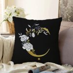 Siyah Zemin Beyaz Gül Motifli Gold Ç Harfi Özel Tasarım Dijital Baskılı Raşel Kadife Yastık Kırlent Kılıfı Realhomes