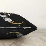 Siyah Zemin Beyaz Gül Motifli Gold Ç Harfi Özel Tasarım Dijital Baskılı Raşel Kadife Yastık Kırlent Kılıfı Realhomes