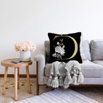 Siyah Zemin Beyaz Gül Motifli Gold D Harfi Özel Tasarım Dijital Baskılı Raşel Kadife Yastık Kırlent Kılıfı Realhomes