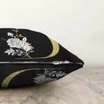 Siyah Zemin Beyaz Gül Motifli Gold D Harfi Özel Tasarım Dijital Baskılı Raşel Kadife Yastık Kırlent Kılıfı Realhomes