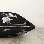 Siyah Zemin Beyaz Gül Motifli Gold E Harfi Özel Tasarım Dijital Baskılı Raşel Kadife Yastık Kırlent Kılıfı Realhomes