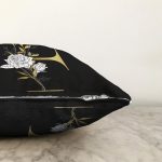 Siyah Zemin Beyaz Gül Motifli Gold F Harfi Özel Tasarım Dijital Baskılı Raşel Kadife Yastık Kırlent Kılıfı Realhomes