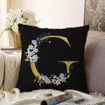 Siyah Zemin Beyaz Gül Motifli Gold G Harfi Özel Tasarım Dijital Baskılı Raşel Kadife Yastık Kırlent Kılıfı Realhomes