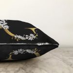 Siyah Zemin Beyaz Gül Motifli Gold G Harfi Özel Tasarım Dijital Baskılı Raşel Kadife Yastık Kırlent Kılıfı Realhomes