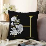 - Sonil-K9695-Gorsel1 - Realhomes Siyah Zemin Beyaz Gül Motifli Gold H Harfi Özel Tasarım Dijital Baskılı Raşel Kadife Yastık Kırlent Kılıfı Realhomes