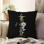 Siyah Zemin Beyaz Gül Motifli Gold İ Harfi Özel Tasarım Dijital Baskılı Raşel Kadife Yastık Kırlent Kılıfı Realhomes