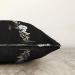 Siyah Zemin Beyaz Gül Motifli Gold İ Harfi Özel Tasarım Dijital Baskılı Raşel Kadife Yastık Kırlent Kılıfı Realhomes