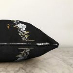 Siyah Zemin Beyaz Gül Motifli Gold I Harfi Özel Tasarım Dijital Baskılı Raşel Kadife Yastık Kırlent Kılıfı Realhomes