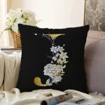- Sonil-K9698-Gorsel1 - Realhomes Siyah Zemin Beyaz Gül Motifli Gold J Harfi Özel Tasarım Dijital Baskılı Raşel Kadife Yastık Kırlent Kılıfı Realhomes