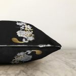- Sonil-K9698-Gorsel3 - Realhomes Siyah Zemin Beyaz Gül Motifli Gold J Harfi Özel Tasarım Dijital Baskılı Raşel Kadife Yastık Kırlent Kılıfı Realhomes