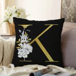 - Sonil-K9699-Gorsel1 - Realhomes Siyah Zemin Beyaz Gül Motifli Gold K Harfi Özel Tasarım Dijital Baskılı Raşel Kadife Yastık Kırlent Kılıfı Realhomes