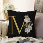 Siyah Zemin Beyaz Gül Motifli Gold M Harfi Özel Tasarım Dijital Baskılı Raşel Kadife Yastık Kırlent Kılıfı Realhomes