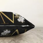 Siyah Zemin Beyaz Gül Motifli Gold M Harfi Özel Tasarım Dijital Baskılı Raşel Kadife Yastık Kırlent Kılıfı Realhomes