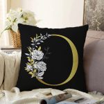 - Sonil-K9703-Gorsel1 - Realhomes Siyah Zemin Beyaz Gül Motifli Gold O Harfi Özel Tasarım Dijital Baskılı Raşel Kadife Yastık Kırlent Kılıfı Realhomes