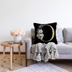 - Sonil-K9703-Gorsel2 - Realhomes Siyah Zemin Beyaz Gül Motifli Gold O Harfi Özel Tasarım Dijital Baskılı Raşel Kadife Yastık Kırlent Kılıfı Realhomes