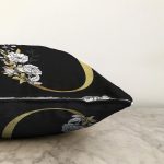 - Sonil-K9703-Gorsel3 - Realhomes Siyah Zemin Beyaz Gül Motifli Gold O Harfi Özel Tasarım Dijital Baskılı Raşel Kadife Yastık Kırlent Kılıfı Realhomes