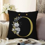 - Sonil-K9704-Gorsel1 - Realhomes Siyah Zemin Beyaz Gül Motifli Gold Ö Harfi Özel Tasarım Dijital Baskılı Raşel Kadife Yastık Kırlent Kılıfı Realhomes