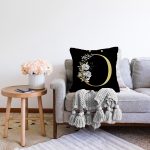 - Sonil-K9704-Gorsel2 - Realhomes Siyah Zemin Beyaz Gül Motifli Gold Ö Harfi Özel Tasarım Dijital Baskılı Raşel Kadife Yastık Kırlent Kılıfı Realhomes