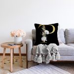 Siyah Zemin Beyaz Gül Motifli Gold P Harfi Özel Tasarım Dijital Baskılı Raşel Kadife Yastık Kırlent Kılıfı Realhomes