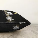 Siyah Zemin Beyaz Gül Motifli Gold P Harfi Özel Tasarım Dijital Baskılı Raşel Kadife Yastık Kırlent Kılıfı Realhomes