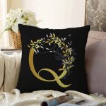 Siyah Zemin Beyaz Gül Motifli Gold Q Harfi Özel Tasarım Dijital Baskılı Raşel Kadife Yastık Kırlent Kılıfı Realhomes