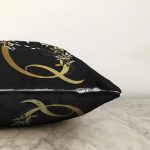 Siyah Zemin Beyaz Gül Motifli Gold Q Harfi Özel Tasarım Dijital Baskılı Raşel Kadife Yastık Kırlent Kılıfı Realhomes