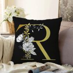 Siyah Zemin Beyaz Gül Motifli Gold R Harfi Özel Tasarım Dijital Baskılı Raşel Kadife Yastık Kırlent Kılıfı Realhomes