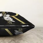 Siyah Zemin Beyaz Gül Motifli Gold R Harfi Özel Tasarım Dijital Baskılı Raşel Kadife Yastık Kırlent Kılıfı Realhomes
