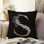 Siyah Zemin Beyaz Gül Motifli Gold S Harfi Özel Tasarım Dijital Baskılı Raşel Kadife Yastık Kırlent Kılıfı Realhomes