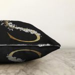 Siyah Zemin Beyaz Gül Motifli Gold S Harfi Özel Tasarım Dijital Baskılı Raşel Kadife Yastık Kırlent Kılıfı Realhomes