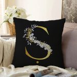 Siyah Zemin Beyaz Gül Motifli Gold Ş Harfi Özel Tasarım Dijital Baskılı Raşel Kadife Yastık Kırlent Kılıfı Realhomes