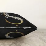Siyah Zemin Beyaz Gül Motifli Gold Ş Harfi Özel Tasarım Dijital Baskılı Raşel Kadife Yastık Kırlent Kılıfı Realhomes