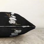 Siyah Zemin Beyaz Gül Motifli Gold T Harfi Özel Tasarım Dijital Baskılı Raşel Kadife Yastık Kırlent Kılıfı Realhomes