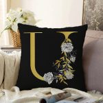 Siyah Zemin Beyaz Gül Motifli Gold U Harfi Özel Tasarım Dijital Baskılı Raşel Kadife Yastık Kırlent Kılıfı Realhomes