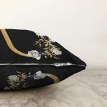 Siyah Zemin Beyaz Gül Motifli Gold U Harfi Özel Tasarım Dijital Baskılı Raşel Kadife Yastık Kırlent Kılıfı Realhomes