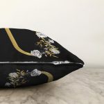 Siyah Zemin Beyaz Gül Motifli Gold Ü Harfi Özel Tasarım Dijital Baskılı Raşel Kadife Yastık Kırlent Kılıfı Realhomes