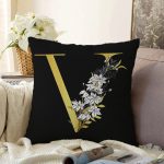 Siyah Zemin Beyaz Gül Motifli Gold V Harfi Özel Tasarım Dijital Baskılı Raşel Kadife Yastık Kırlent Kılıfı Realhomes