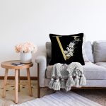 Siyah Zemin Beyaz Gül Motifli Gold V Harfi Özel Tasarım Dijital Baskılı Raşel Kadife Yastık Kırlent Kılıfı Realhomes