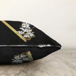 Siyah Zemin Beyaz Gül Motifli Gold V Harfi Özel Tasarım Dijital Baskılı Raşel Kadife Yastık Kırlent Kılıfı Realhomes