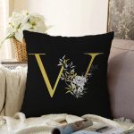 Siyah Zemin Beyaz Gül Motifli Gold W Harfi Özel Tasarım Dijital Baskılı Raşel Kadife Yastık Kırlent Kılıfı Realhomes