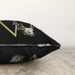 Siyah Zemin Beyaz Gül Motifli Gold W Harfi Özel Tasarım Dijital Baskılı Raşel Kadife Yastık Kırlent Kılıfı Realhomes