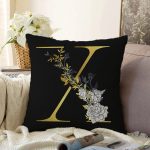Siyah Zemin Beyaz Gül Motifli Gold X Harfi Özel Tasarım Dijital Baskılı Raşel Kadife Yastık Kırlent Kılıfı Realhomes