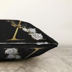 Siyah Zemin Beyaz Gül Motifli Gold X Harfi Özel Tasarım Dijital Baskılı Raşel Kadife Yastık Kırlent Kılıfı Realhomes