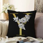 - Sonil-K9716-Gorsel1 - Realhomes Siyah Zemin Beyaz Gül Motifli Gold Y Harfi Özel Tasarım Dijital Baskılı Raşel Kadife Yastık Kırlent Kılıfı Realhomes