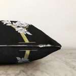 - Sonil-K9716-Gorsel3 - Realhomes Siyah Zemin Beyaz Gül Motifli Gold Y Harfi Özel Tasarım Dijital Baskılı Raşel Kadife Yastık Kırlent Kılıfı Realhomes