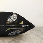 - Sonil-K9717-Gorsel3 - Realhomes Siyah Zemin Beyaz Gül Motifli Gold Z Harfi Özel Tasarım Dijital Baskılı Raşel Kadife Yastık Kırlent Kılıfı Realhomes