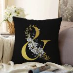 Siyah Zemin Beyaz Gül Motifli Gold & Harfi Özel Tasarım Dijital Baskılı Raşel Kadife Yastık Kırlent Kılıfı Realhomes