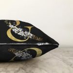 Siyah Zemin Beyaz Gül Motifli Gold & Harfi Özel Tasarım Dijital Baskılı Raşel Kadife Yastık Kırlent Kılıfı Realhomes