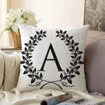 Siyah Beyaz Çelenkli A Harfi Özel Tasarım Dijital Baskılı Raşel Kadife Yastık Kırlent Kılıfı Realhomes